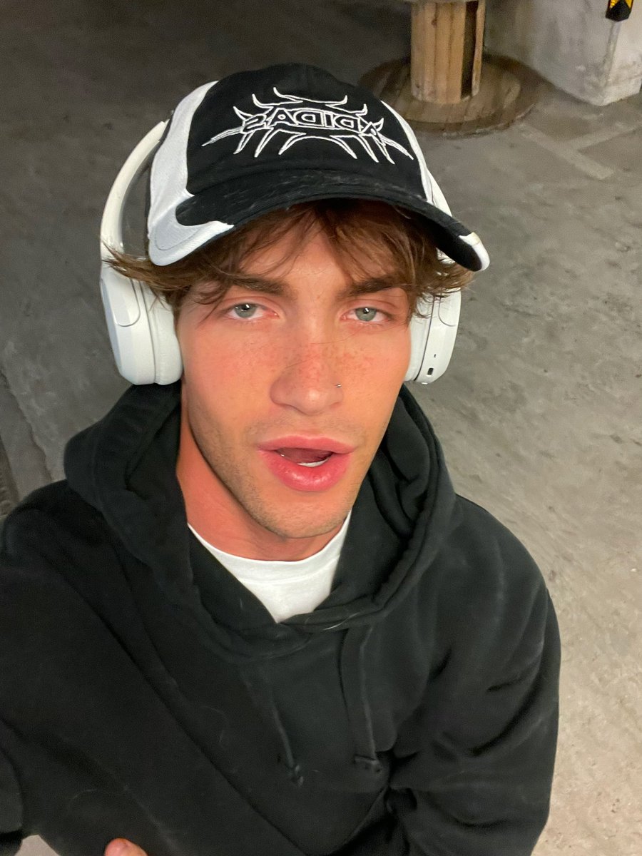 I’m just playing ladies u know I love u 🎵