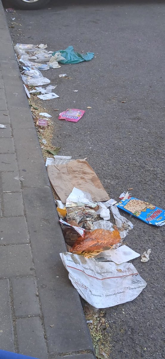 armandosfc05's tweet photo. Vale que hay gente que es muy guarra, mucho, pero que hace mucho que por aquí no se limpia, también eh, @Ayto_Sevilla @LipasamSevilla https://t.co/LBH8FHhsEK