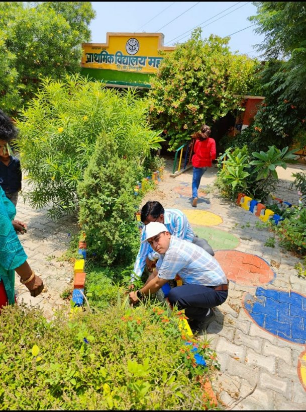 पूर्व माध्यमिक विद्यालय भोजपुरा ब्लॉक जनपद मैनपुरी की स.अध्यापिका मीनाक्षी पाल, बच्चों के एक समूह को शहर में स्थित फूल बाग का भ्रमण करवाते हुए। 
#UPBasicEducationModel
<a href="/UPGovt/">Government of UP</a> <a href="/CMOfficeUP/">CM Office, GoUP</a> <a href="/thisissanjubjp/">Sandeep Singh</a>
