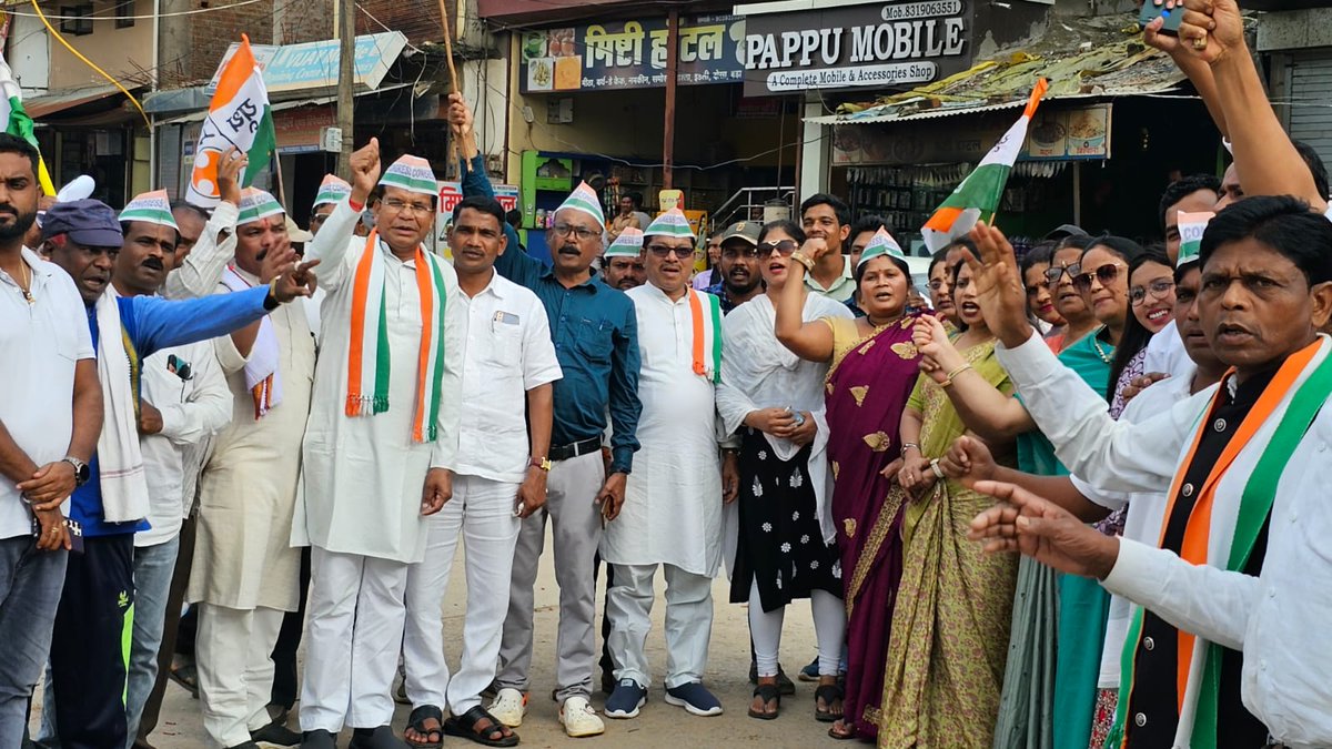 MohanMarkamPCC's tweet photo. अपनी आज़ादी को हम हरगिज़ मिटा सकते नहीं,सर कटा सकते हैं लेकिन सर झुका सकते नहीं।

आज हमारे नेता श्री @RahulGandhi जी की सजा पर माननीय सर्वोच्च न्यायालय ने रोक लगा दी है। हम सभी मज़बूती के साथ उनके साथ खड़े हैं।

सत्य को कभी परास्त नहीं किया जा सकता। सत्य अडिग है।

सत्यमेव जयते।🇮🇳 https://t.co/DwtI6QSdsL