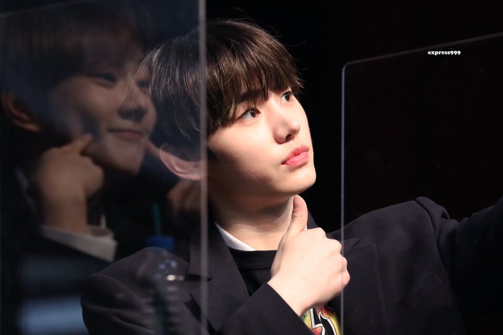 jungwon's reflection 😭 this shot is so adorable pleasee