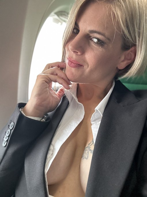 Pour 50 retweet je vous faire d&eacute;couvrir la version exib compl&egrave;te dans l&rsquo;avion&hellip;.                     