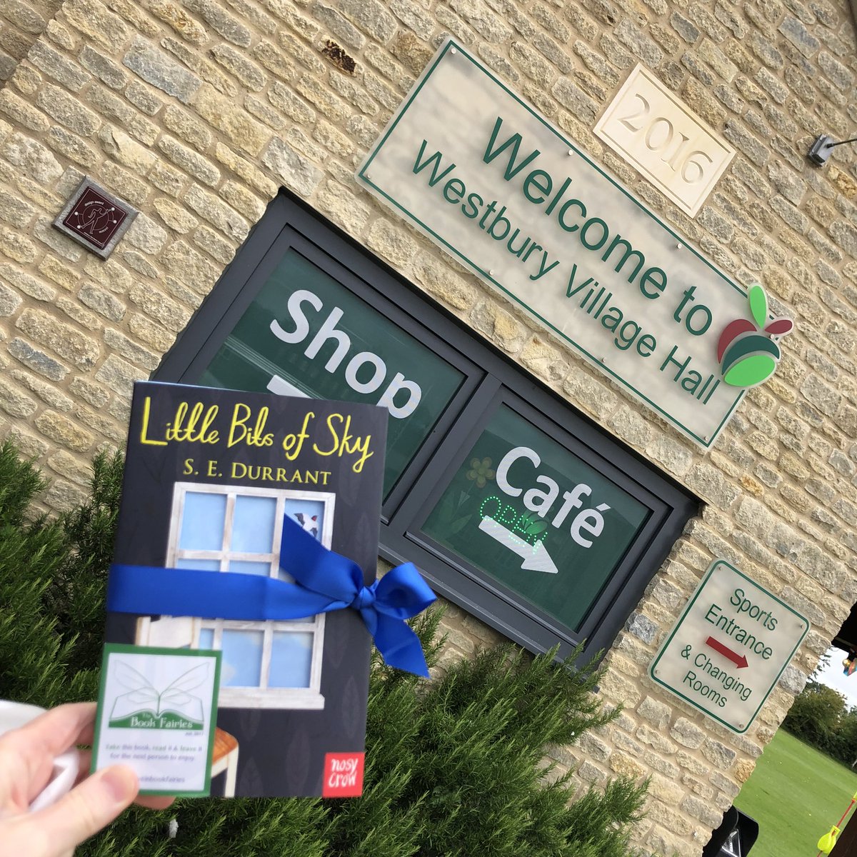 Out & about today with Ted the #philomenakloss 🐻🇺🇦 on #ibelieveinbookfaries duties 😊📚💖🧚‍♀️
Little Bits of Sky left #westburycomunitycafe #bookfairies 

#CinnamonSwirl treat 😀
#bearswelcome