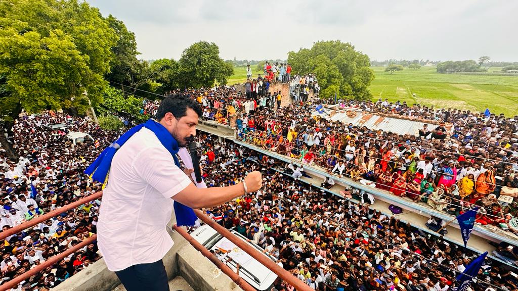BhimArmyChief's tweet photo. मुख्यमंत्री योगी आदित्यनाथ जी के जिले गोरखपुर में 26 जुलाई को बहुजन-दलित बस्ती में भू-माफिया द्वारा अपने 30-40 लोगों के साथ दिन-दहाड़े गोलीबारी की और दलित राजकिशोर जी की हत्या कर दी एवम् अन्य अरविन्द ,सुभाष ,सूर्य प्रकाश , रामबचन की गम्भीर रूप से घायल कर दिया था!
 
आज गोरखपुर पहुँचकर हम सभी ने भाई राजकिशोर जी के परिवार व अन्य घायलों से मुलाकात कर उनका दर्द साझा किया और आजाद समाज पार्टी(कांशीराम) की ओर से निम्नलिखित मांगों के लेकर यूपी सरकार के नाम ज्ञापन दिया।

* भाई राज किशोर के परिवार को 50 लाख की आर्थिक मदद एवम् परिवार के एक सदस्य को सरकारी नौकरी व कृषि के लिये भूमि दी जाए।

* मृतक राज किशोर के परिवार के साथ-साथ घायलों के परिजनों को असलहों का लाईसेंस दिया जाए और लाईसेंस के साथ-साथ असलहा ख़रीद कर पीड़ित परिवार को सरकार के द्वारा दिया जाए!

* सभी घायलों को 5-5 लाख की आर्थिक मदद दी जाए!

* पीड़ित परिवार की सुरक्षा सुनिश्चित की जाए एवं सभी आरोपियों की तत्काल गिरफ्तारी कर आरोपियों पर N.S.A लगाई जाए!

* इस घटना में शामिल सभी अभियुक्तों के खिलाफ़ फास्ट ट्रैक कोर्ट में तेजी से सुनवाई करके सभी अभियुक्तों को सख्त से संख्त सजा दिलाई जाए!