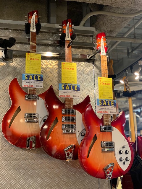 1484ikebukuro's tweet photo. リッケン三銃士 見参!
只今ファイヤーグローの300番台の中古品が3本ございます(当たり前じゃねぇからなこの状況!←違う?)
しかもスーパーサマーセールでさらに身近に
見逃せません
#RICKENBACKER #リッケンバッカー #FIREGLO #ファイヤーグロー #ファイアーグロー #ファイアグロー https://t.co/mxhzof583r