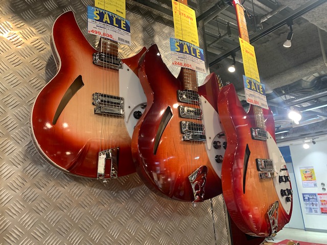 1484ikebukuro's tweet photo. リッケン三銃士 見参!
只今ファイヤーグローの300番台の中古品が3本ございます(当たり前じゃねぇからなこの状況!←違う?)
しかもスーパーサマーセールでさらに身近に
見逃せません
#RICKENBACKER #リッケンバッカー #FIREGLO #ファイヤーグロー #ファイアーグロー #ファイアグロー https://t.co/mxhzof583r