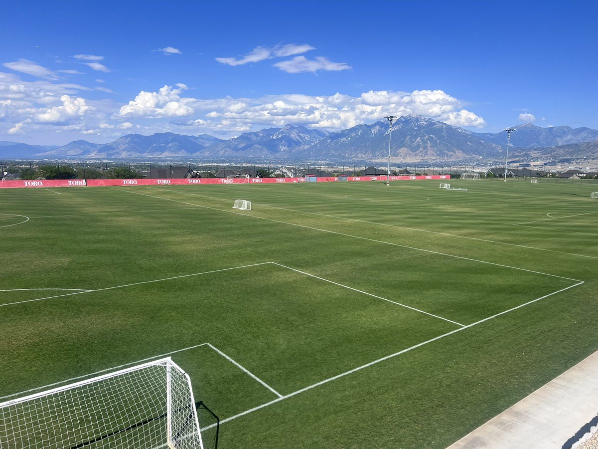Upper90HQ's tweet image. Great 1st day with @UtahYouthSoccer at the gorgeous @RSLAcademy Facility. 

One of the best backdrops in all of soccer, simply stunning. 

Nothing like a 3 camera 🎥 set up with @DJIGlobal capturing all the audio. 🎙️

#micthatcoach🎙️ #upper90🎥 
#elevateyourgame📈 #filmlife🙏🏻
