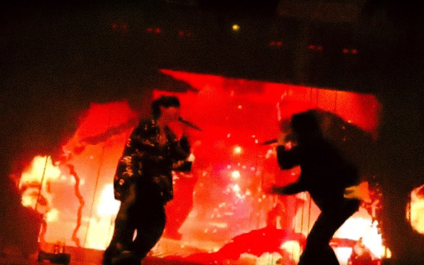 Supbnj's tweet photo. พี่จองกุกขึ้นคอนพี่นุง 😭 เวทีไฟลุกละมึงเอ้ย https://t.co/o2C4yGckNQ