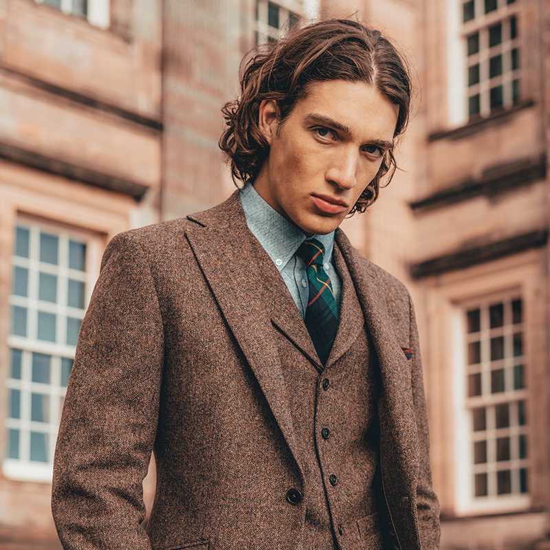 Our Tobacco Donegal cloth is a deceivingly simple fabric. Its muted warmth holds myriad earthy browns and warm tones, presenting endless possibilities for creating versatile and sophisticated looks. #walkerslater #countrycollection #menssuits #mensfashion #britishtailoring