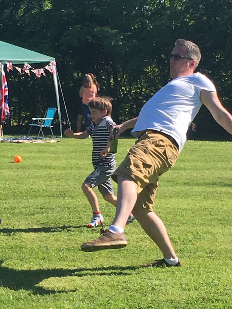 ItterParkVetsFC's tweet photo. Happy 50th birthday to one of the originals @zee_nick from all at IPR.
A true legend, he had a wand of a left foot but no engine to power it.
Best wishes 🎂⚽️🧡 #itters #toure #beamon 🍺 https://t.co/YaYS3FT2Rd