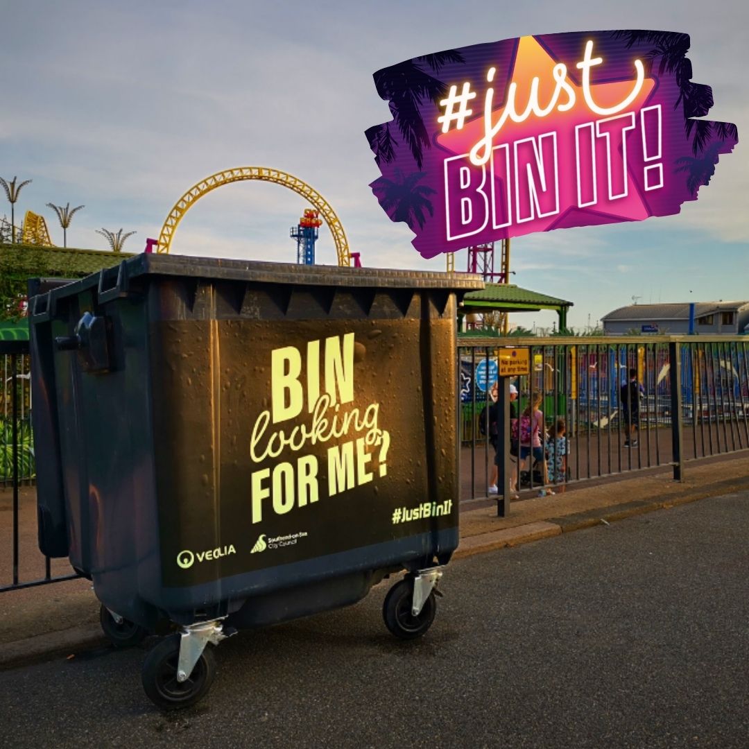 SouthendCityC's tweet photo. 😄🌊 Don't be trashy, bin your rubbish! These big bins with glow-in-the-dark stickers are here to catch your attention and make you giggle. Remember, a clean seafront is a happy seafront! 😄🌊 #JustBinIt #GetBinsTrending @VeoliaUK https://t.co/mdxKRkrViO