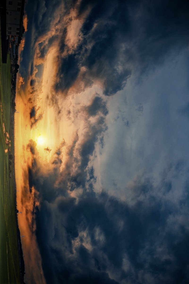 EL0123RAIN's tweet photo. 夕暮れ時の夕焼け空(*´꒳`*)高い湿度で雲が変化に富んで想いもつかない光景を作っているにゃ♪

#夕暮れ #夕陽 #夕焼け #写真好きな人と繋がりたい #写真撮ってる人と繋がりたい #ファインダー越しの私の世界 #写真の奏でる私の世界 #ファインダーは私のキャンバス #空のある風景 #空 #風景写真 #風景 https://t.co/TjTdaAaRJu