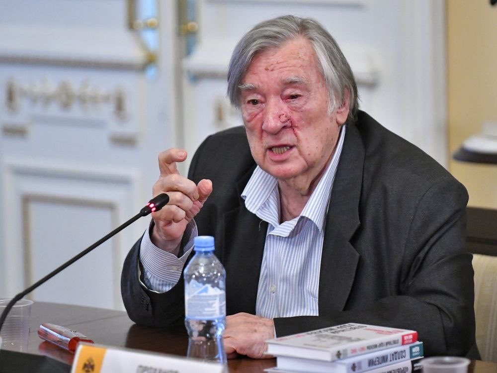 🇷🇺Писатель Александр Проханов:
Посмотрите на лицо Гарри Каспарова, на лицо Гельмана, на лицо Пономарёва или того же Невзорова. Эти лица изъедены пороками, покрыты трупными пятнами, бугрятся бородавками и больными наростами. Ненависть к России сделала их уродами!