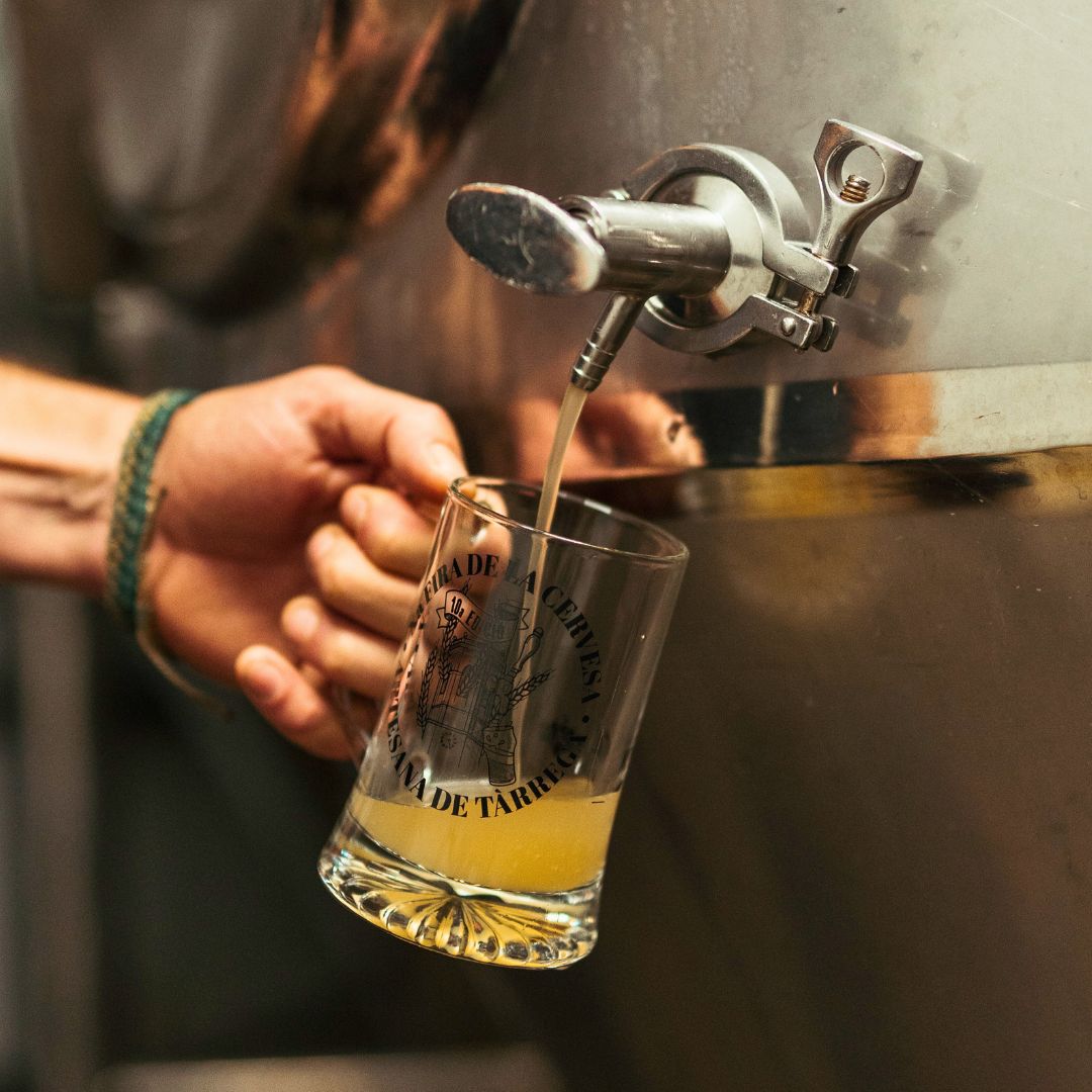 MengemPonent's tweet image. 💡Saps què es celebra el primer divendres d'agost?🗓️Avui és el Dia Internacional de la Cervesa! 🍻 i no se'ns acut millor forma de fer-ho que no sigui invitant l'amic/ga a una artesana de @CervesaMatoll 🍺 
#artesania #territori #Belianes 
🛒: mengemponent.cat 📦