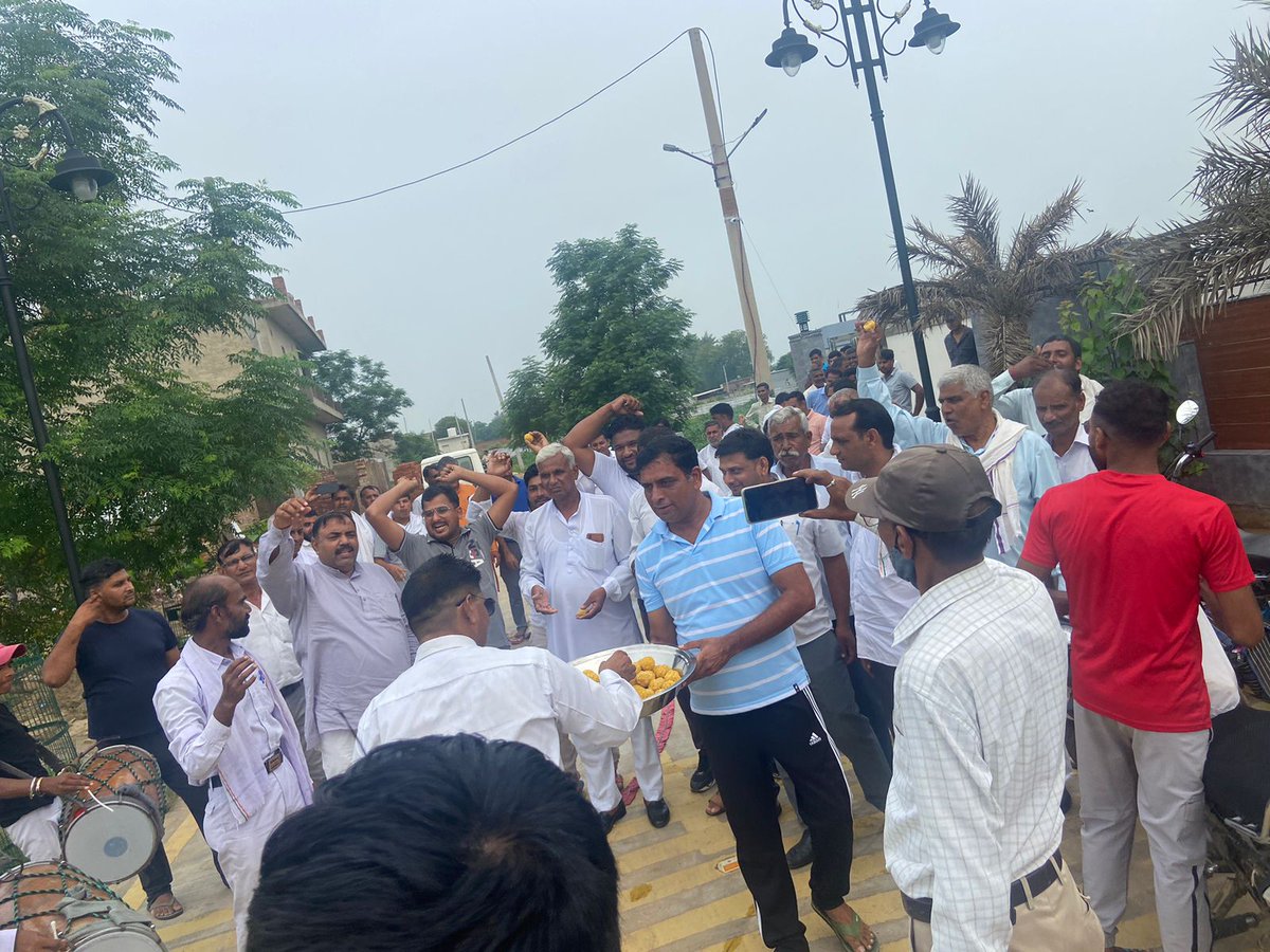 sandeepbhiwadi's tweet photo. तिजारा कार्यालय पर कार्यकर्ताओ और आम जन द्वारा एक दूसरे को मिठाई खिलाकर, आतिशवाजी कर तिजारा को जिला बनाये जाने पर  ख़ुशी मनाई और बधाई एवं शुभकामनाये दी | यह तिजारा विधानसभा के प्रत्येक नागरिक के लिए बहुत बड़ी ख़ुशी का और ऐतिहासिक दिन है |
समस्त जनता को बहुत बहुत शुभकामनाये  |
#Tijara #jilatijara #historicalMoment #AshokGehlot #Congress #KhairtalTijara
@ashokgehlot51
@INCRajasthan

@RajGovOfficial