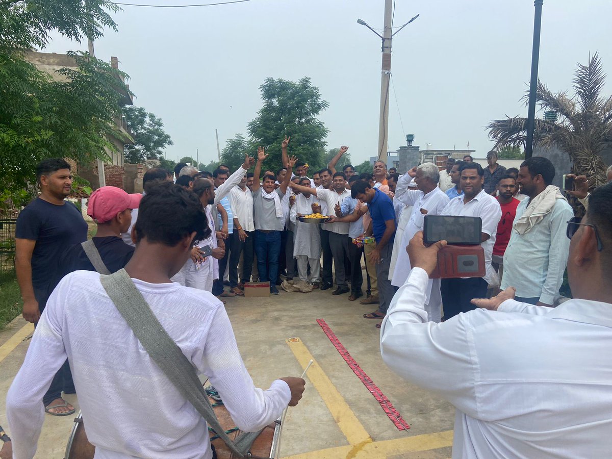 sandeepbhiwadi's tweet photo. तिजारा कार्यालय पर कार्यकर्ताओ और आम जन द्वारा एक दूसरे को मिठाई खिलाकर, आतिशवाजी कर तिजारा को जिला बनाये जाने पर  ख़ुशी मनाई और बधाई एवं शुभकामनाये दी | यह तिजारा विधानसभा के प्रत्येक नागरिक के लिए बहुत बड़ी ख़ुशी का और ऐतिहासिक दिन है |
समस्त जनता को बहुत बहुत शुभकामनाये  |
#Tijara #jilatijara #historicalMoment #AshokGehlot #Congress #KhairtalTijara
@ashokgehlot51
@INCRajasthan

@RajGovOfficial