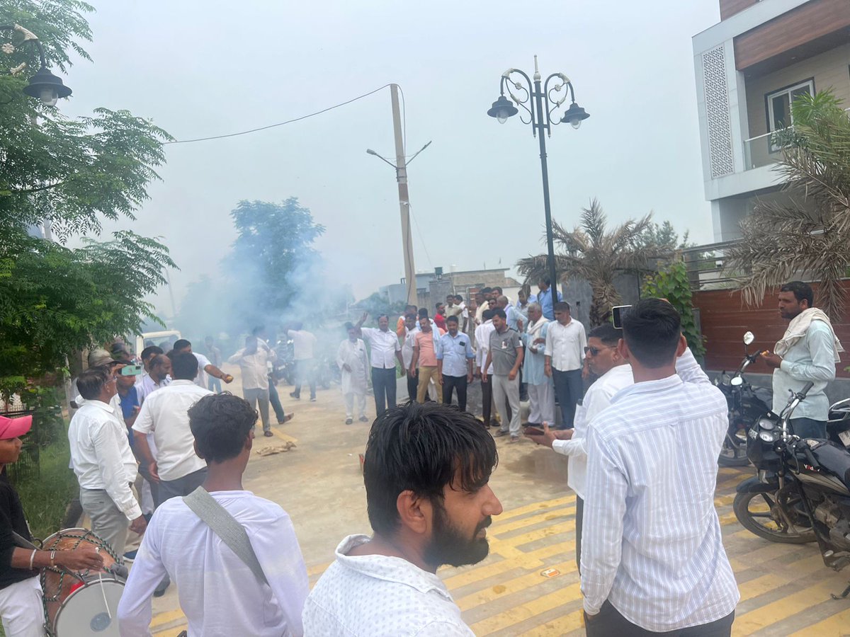 sandeepbhiwadi's tweet photo. तिजारा कार्यालय पर कार्यकर्ताओ और आम जन द्वारा एक दूसरे को मिठाई खिलाकर, आतिशवाजी कर तिजारा को जिला बनाये जाने पर  ख़ुशी मनाई और बधाई एवं शुभकामनाये दी | यह तिजारा विधानसभा के प्रत्येक नागरिक के लिए बहुत बड़ी ख़ुशी का और ऐतिहासिक दिन है |
समस्त जनता को बहुत बहुत शुभकामनाये  |
#Tijara #jilatijara #historicalMoment #AshokGehlot #Congress #KhairtalTijara
@ashokgehlot51
@INCRajasthan

@RajGovOfficial
