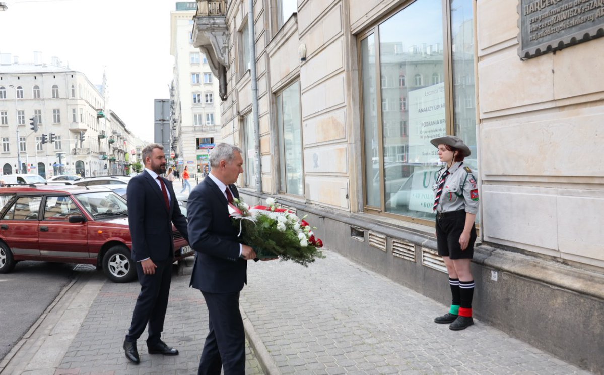 PocztaPolska's tweet photo. 🇵🇱Prezes Krzysztof #Falkowski oraz wiceprezes Wojciech #Krysztofik złożyli biało-czerwone wieńce pod tablicami upamiętniającymi Pocztowców #PowstanieWarszawskie.
#Pamiętamy #PW44 #PocztaPolowa https://t.co/r2y0QCwOwJ