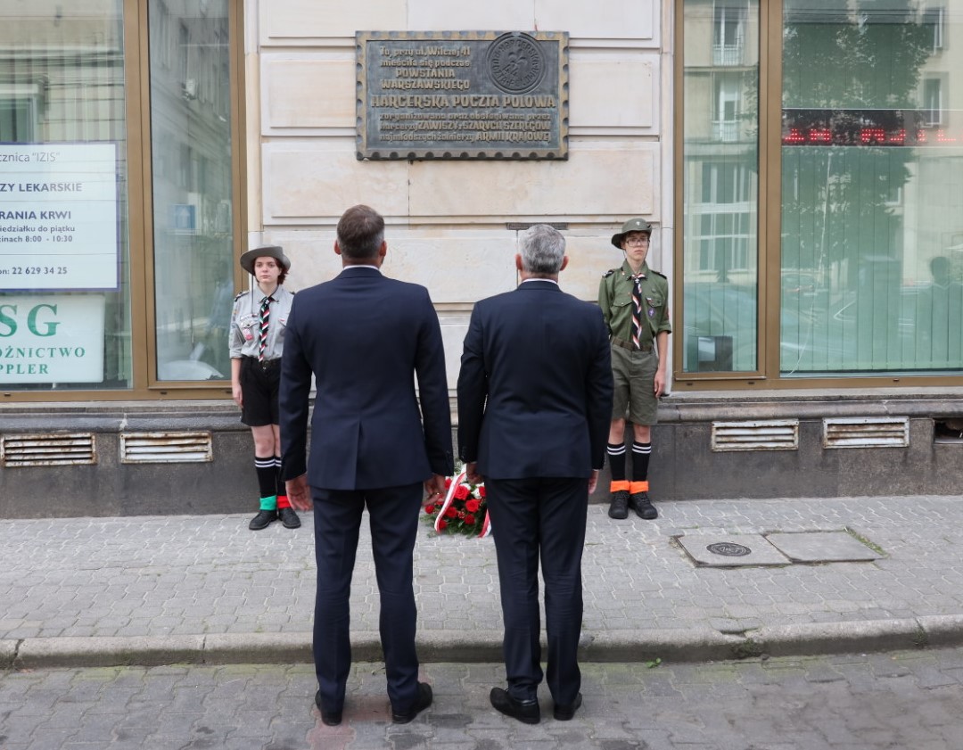 PocztaPolska's tweet photo. 🇵🇱Prezes Krzysztof #Falkowski oraz wiceprezes Wojciech #Krysztofik złożyli biało-czerwone wieńce pod tablicami upamiętniającymi Pocztowców #PowstanieWarszawskie.
#Pamiętamy #PW44 #PocztaPolowa https://t.co/r2y0QCwOwJ