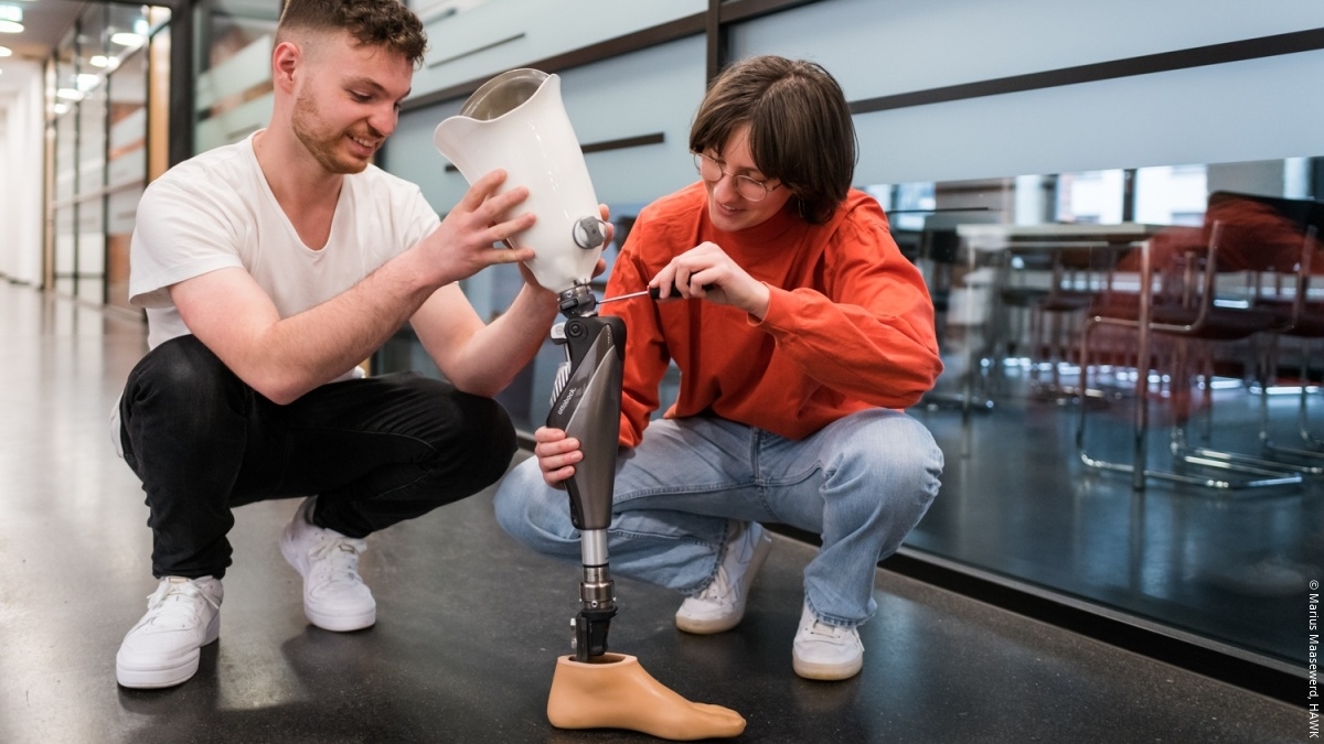 MEDICATradeFair's tweet photo. The so far unique degree program Orthobionics qualifies specialists for #Orthopaedics. 
Read the interview to learn how it prepares students for care with modern orthoses &amp; prostheses. 👉 https://t.co/hGYZuIRcKB

#medtech #tradefair #healthcare #physiotech

@NewsRoom_HAWK https://t.co/r0z7yfkYVr