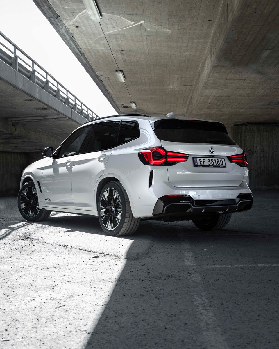 BMW's tweet photo. Gleaming ✨
📸 (IG): bmwskoyen #BMWRepost 
#THEiX3
__
The #BMW iX3: 
Power consumption/100 km, CO2 emission/km, weighted comb.: 18.9–18.5 kWh, 0 g. Electric range: 453–461 km. According to WLTP, https://t.co/twXzMrWMl3. https://t.co/ev6sWLEqkd