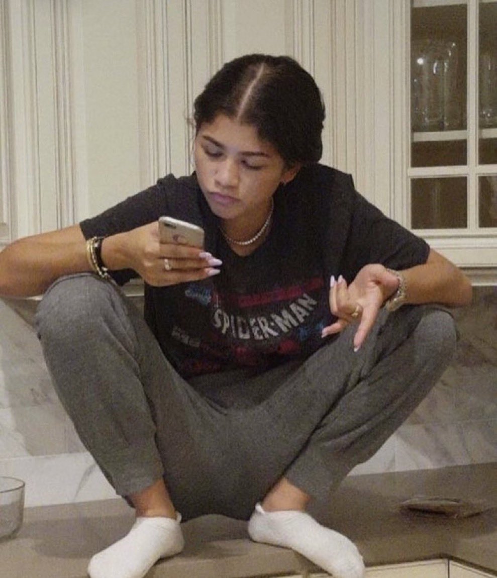 theearthyvirgo's tweet photo. Virgos always be solving all their problems in this position. https://t.co/Bp2J0ue0vG