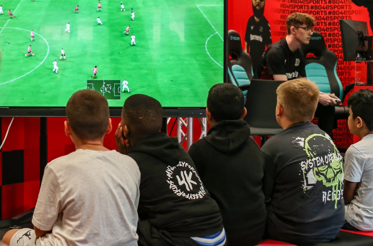 GesundheitBayer's tweet image. 🎮#Zocken macht Spaß, doch kann auch zu viel werden! Gemeinsam mit dem #B04eSports-Team von @bayer04fussball lud die #Bepanthen-Kinderförderung die @ARCHE_Kids zu einem Tag in die BayArena ein. Neben Spaß gab es Infos zu gesundem Gaming im Alltag. Mehr auf bit.ly/3Ylca9n