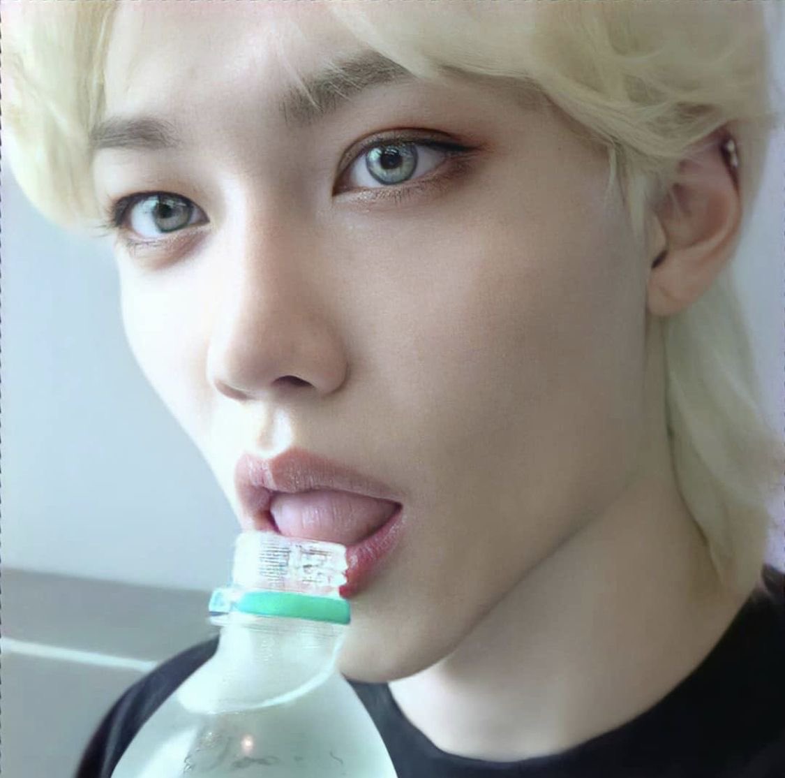 valrani_skz's tweet photo. felix can’t put his tongue away—a thread: https://t.co/BdZzbR6pIw