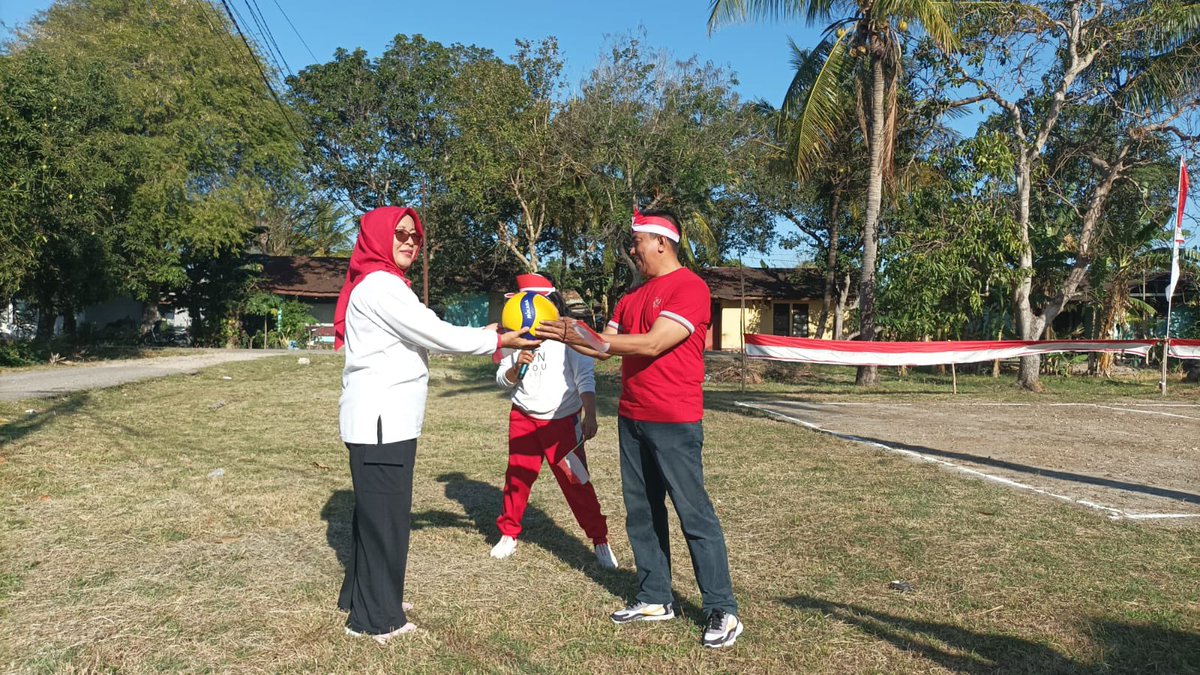 BSIPNTT's tweet photo. Kupang, 4 Agustus 2023, BSIP NTT secara resmi dibuka kegiatan peringatan HUT RI Ke-78. Bertempat di lapangan voli dimulai dengan senam jantung sehat yang diikuti oleh pegawai ASN dan honorer serta siswa dan mahasiswa peserta PKL. https://t.co/imucJn6KZW