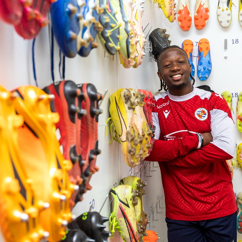ReadingFC's tweet photo. 📝 𝐑𝐮𝐬𝐡𝐞𝐬𝐡𝐚 𝐢𝐬 𝐚 𝐑𝐨𝐲𝐚𝐥!

We're delighted to welcome @tivonge_r to Reading Football Club - he has penned a deal on the eve of 2023-24.

Welcome, Tivonge! 💙
