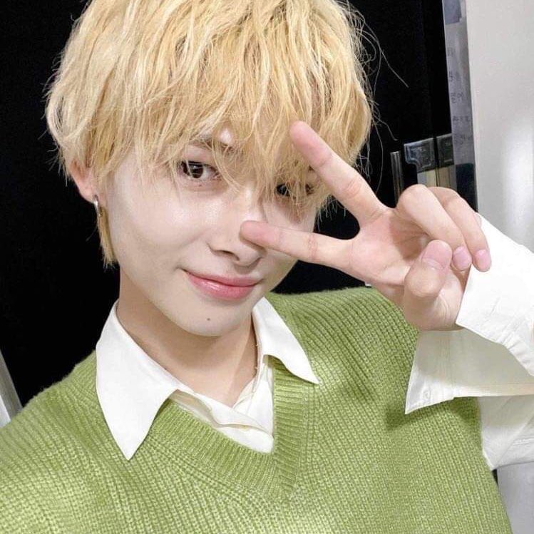 shun1zer's tweet photo. hii !! looking for interactive moots ! 💭

— any prns ! filo &amp; eng ¡ 14teen 
— enha, txt, lsrfm, and more
— new to #stantwt / #kpoptwt
— any fandom is welcome !! 

♡ / ↻ are vv appreciated tysm! https://t.co/BZwCMwHds7