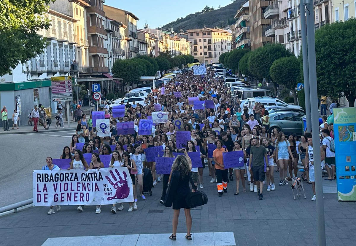 arainfonoticias's tweet photo. El martes en Perarrúa y el jueves en Graus. Ribagorza se ha manifestado de forma masiva para mostrar su tajante repulsa a la agresión sexual que sufrió una joven en las fiestas de Perarrúa el pasado fin de semana: "Si tocan a una, nos tocan a todas": https://t.co/viXpSVoUEt https://t.co/6QZFMGW5DF