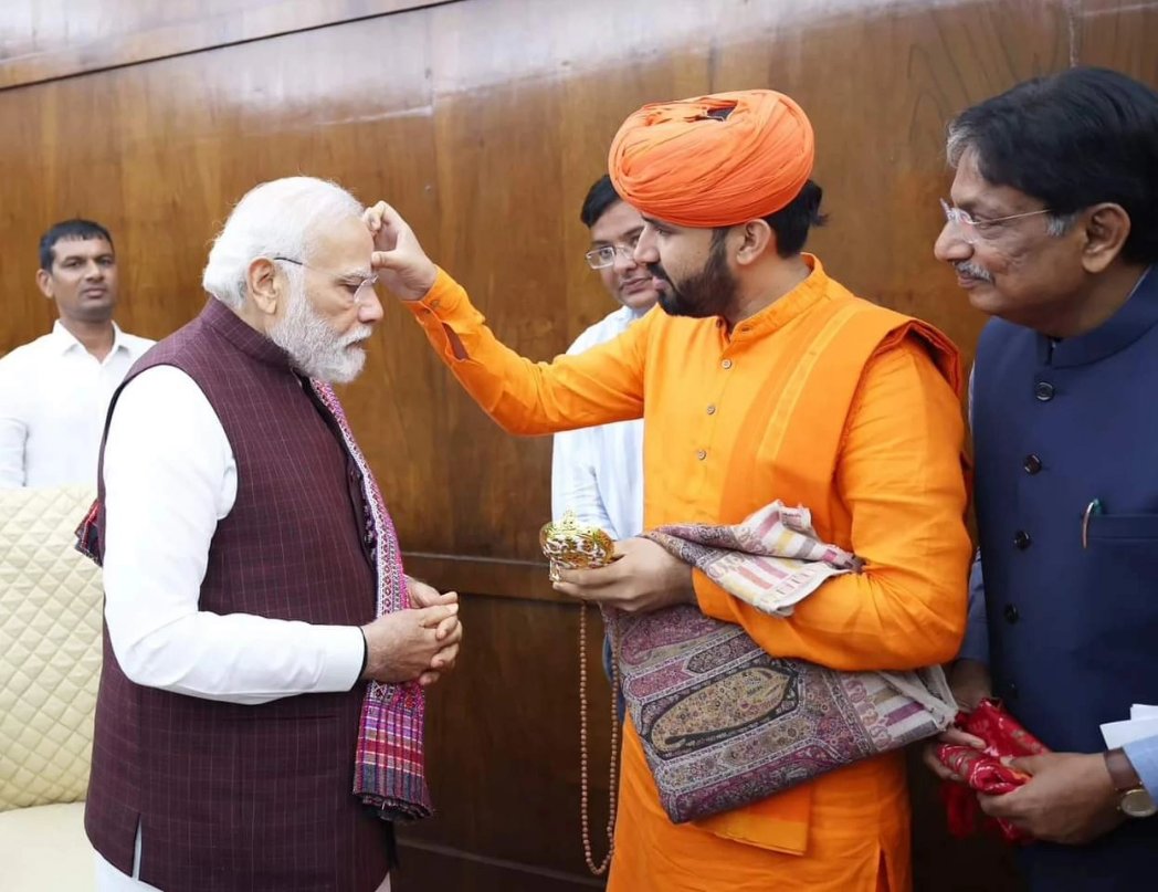 babubhaijdesai's tweet photo. વિસનગરની પાવન અને મહિમાવંત ભૂમિ તરભ વાળીનાથ ખાતે આગામી ફેબ્રુઆરી-૨૦૨૪ માં યોજાનાર શ્રી વાળીનાથ મહાદેવના પ્રાણપ્રતિષ્ઠા મહોત્સવ અનુસંધાને મહંત શ્રી જયરામગીરીજી મહારાજ અને રબારી સમાજના પ્રતિનિધિ મંડળ સાથે યશસ્વી પ્રધાનમંત્રી શ્રી @narendramodi જીની શુભેચ્છા મુલાકાત લઈને તેમને પ્રાણપ્રતિષ્ઠા મહોત્સવનું નિમંત્રણ પાઠવ્યું.

માન. પ્રધાનમંત્રી શ્રી મોદી સાહેબની મુલાકાત દરમિયાન ગુજરાત સરકારના આરોગ્ય મંત્રી શ્રી @irushikeshpatel સાહેબ સહિતના આગેવાનો ઉપસ્થિત રહ્યા હતા.