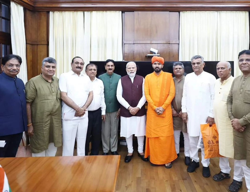 babubhaijdesai's tweet photo. વિસનગરની પાવન અને મહિમાવંત ભૂમિ તરભ વાળીનાથ ખાતે આગામી ફેબ્રુઆરી-૨૦૨૪ માં યોજાનાર શ્રી વાળીનાથ મહાદેવના પ્રાણપ્રતિષ્ઠા મહોત્સવ અનુસંધાને મહંત શ્રી જયરામગીરીજી મહારાજ અને રબારી સમાજના પ્રતિનિધિ મંડળ સાથે યશસ્વી પ્રધાનમંત્રી શ્રી @narendramodi જીની શુભેચ્છા મુલાકાત લઈને તેમને પ્રાણપ્રતિષ્ઠા મહોત્સવનું નિમંત્રણ પાઠવ્યું.

માન. પ્રધાનમંત્રી શ્રી મોદી સાહેબની મુલાકાત દરમિયાન ગુજરાત સરકારના આરોગ્ય મંત્રી શ્રી @irushikeshpatel સાહેબ સહિતના આગેવાનો ઉપસ્થિત રહ્યા હતા.