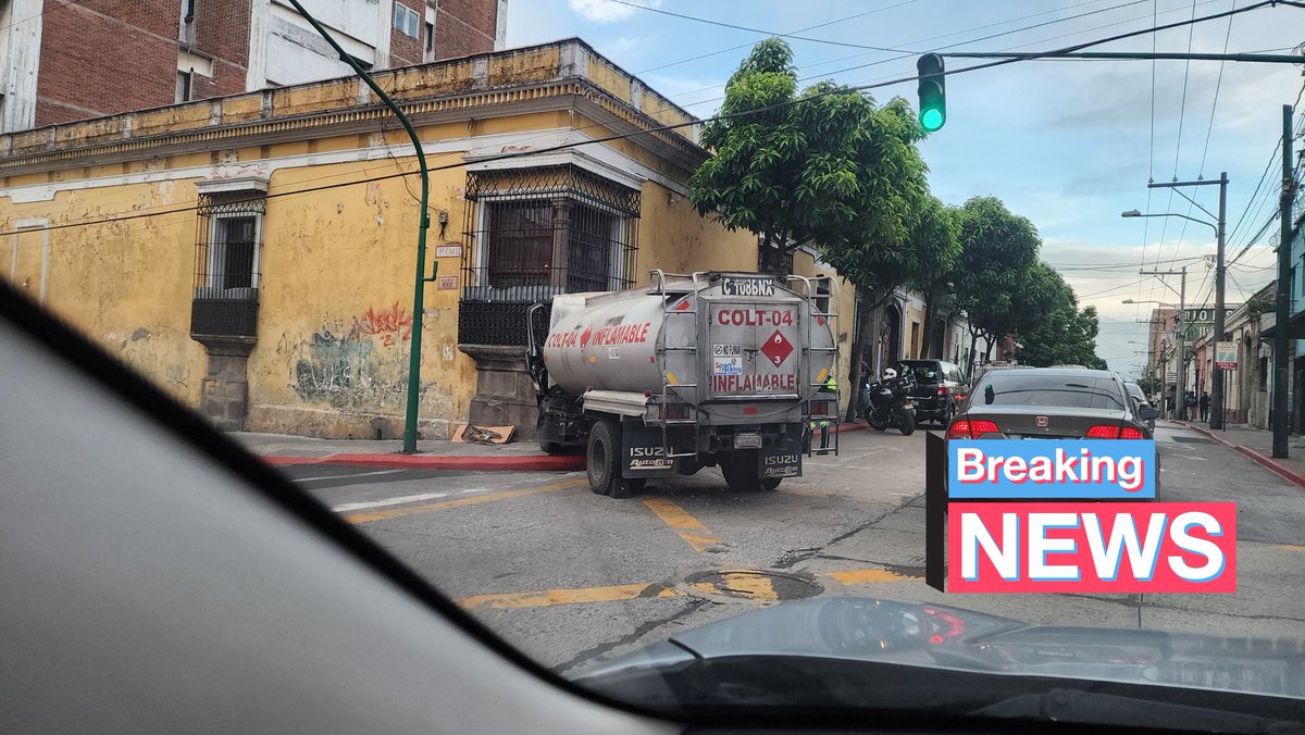 elrobertio's tweet photo. Accidente en décima avenida y quinta calle de la zona 1. @amilcarmontejo https://t.co/qru29bZb6O