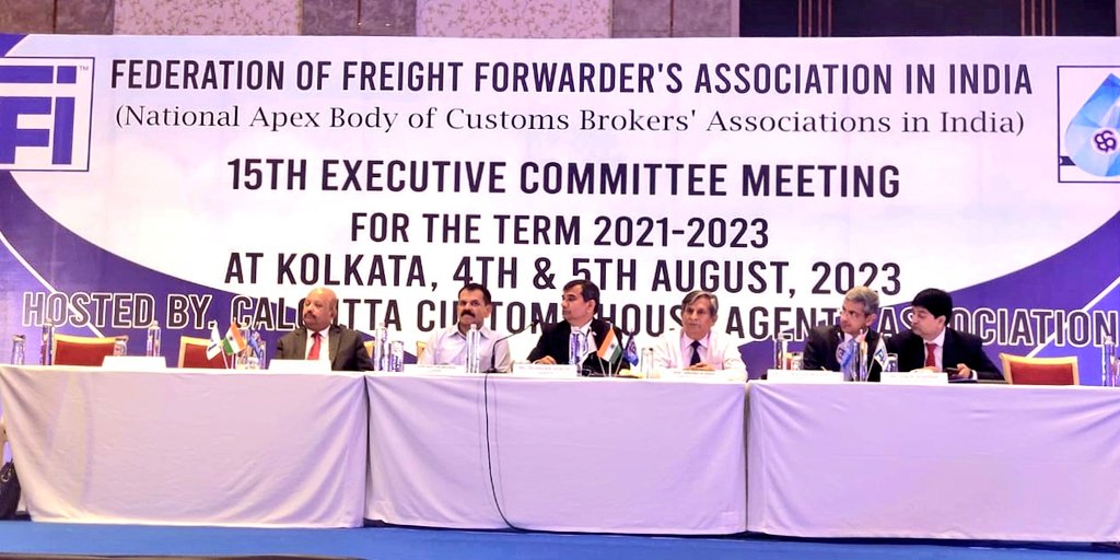 Sh. Aditya Mishra, Chairman LPAI, highlights the pivotal role of land ports in regional trade and connectivity at the @FFFAI_INDIA Executive Committee Meeting hosted by Calcutta Customs House Agents Association. 🚚 #TradeConnectivity #RegionalTrade