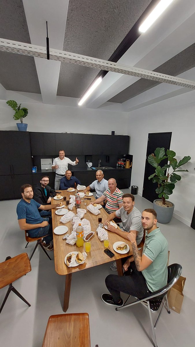 CinceroGroup's tweet photo. Onze consultants werken op verschillende locaties door heel Nederland bij onze klanten, dus het is fijn om ze af en toe op kantoor te zien zodat we gezellig kunnen bijpraten onder het genot van een heerlijke lunch. 😊

#vrijdagmiddaglunch #gezelligheid #werkenindeICT https://t.co/si0UckExCB