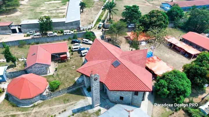 coeurdafriqueM's tweet photo. 🛑#RDC:#MBUJIMAYI ,
Une vue aérienne d'un coin de la province du Kasaï oriental précisément à #MBUJIMAYI
Chez les sœurs #Clarisse de #LUKELENGE.
📷 #Stanis #Cionyi
@damkup https://t.co/IR0dXymEZy