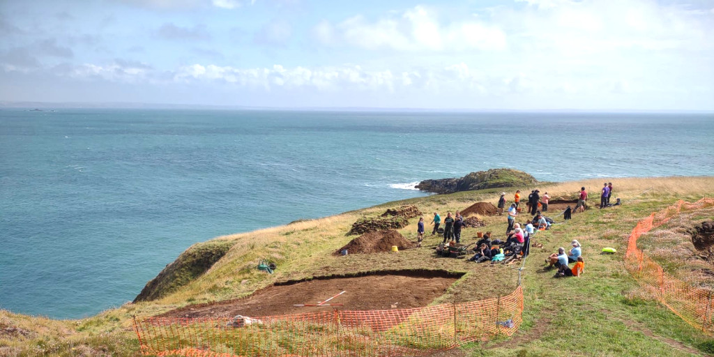 TheDigVenturers's tweet photo. Contender for 'Best View At Work Ever'? 😍

📍 Caerfai Promontory Fort, Pembrokeshire
#fieldworkfridays #archaeology @CHERISHproj https://t.co/C7AuT1yY0y