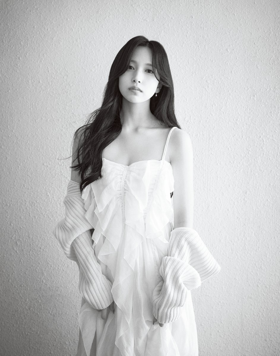 660ページです♡ 特集 #MISAMO 発売中】 本誌より #MINA のモノクロと花の撮り下ろし