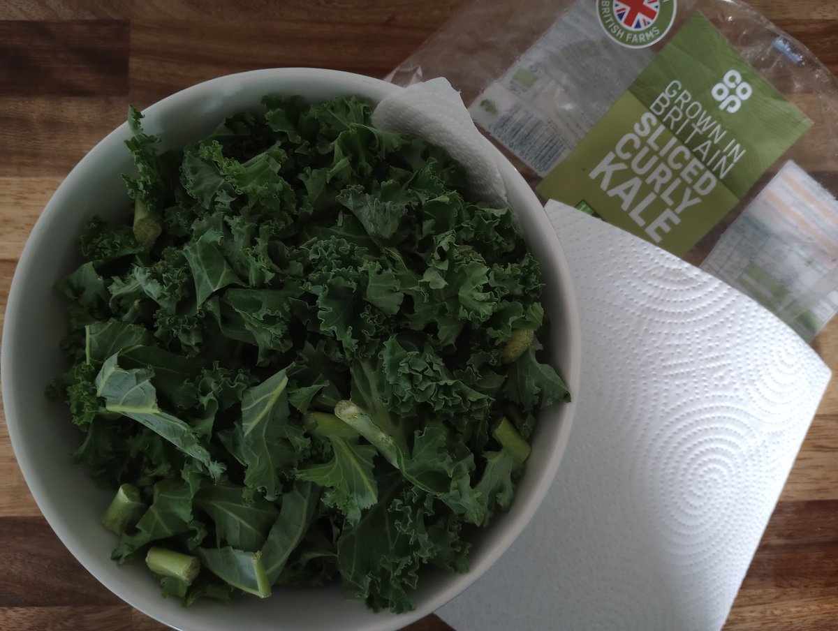 Keep bagged greens fresher for longer by storing them in a container lined with kitchen roll or a tea towel & covered to keep airtight. Just change the paper when it becomes wet.

👉 foodsavvy.org.uk/mission-savvy for more food-saving tips.

#MissionSavvy #ZeroFoodWaste #FoodSavvy