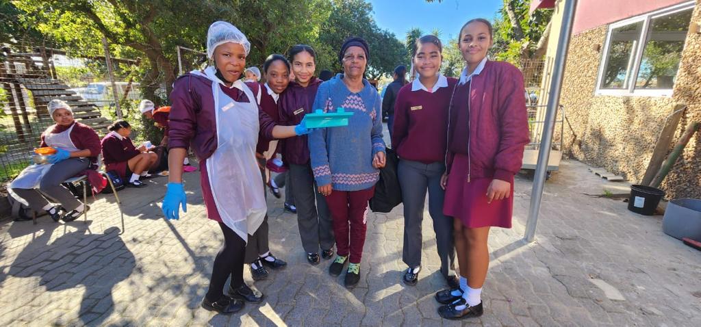 We are so proud of the prefects at Irista Primary School who served soup and vetkoek to community members this week.  The initiative forms part of the school’s community feeding programme. Well done Irista PS! 👏