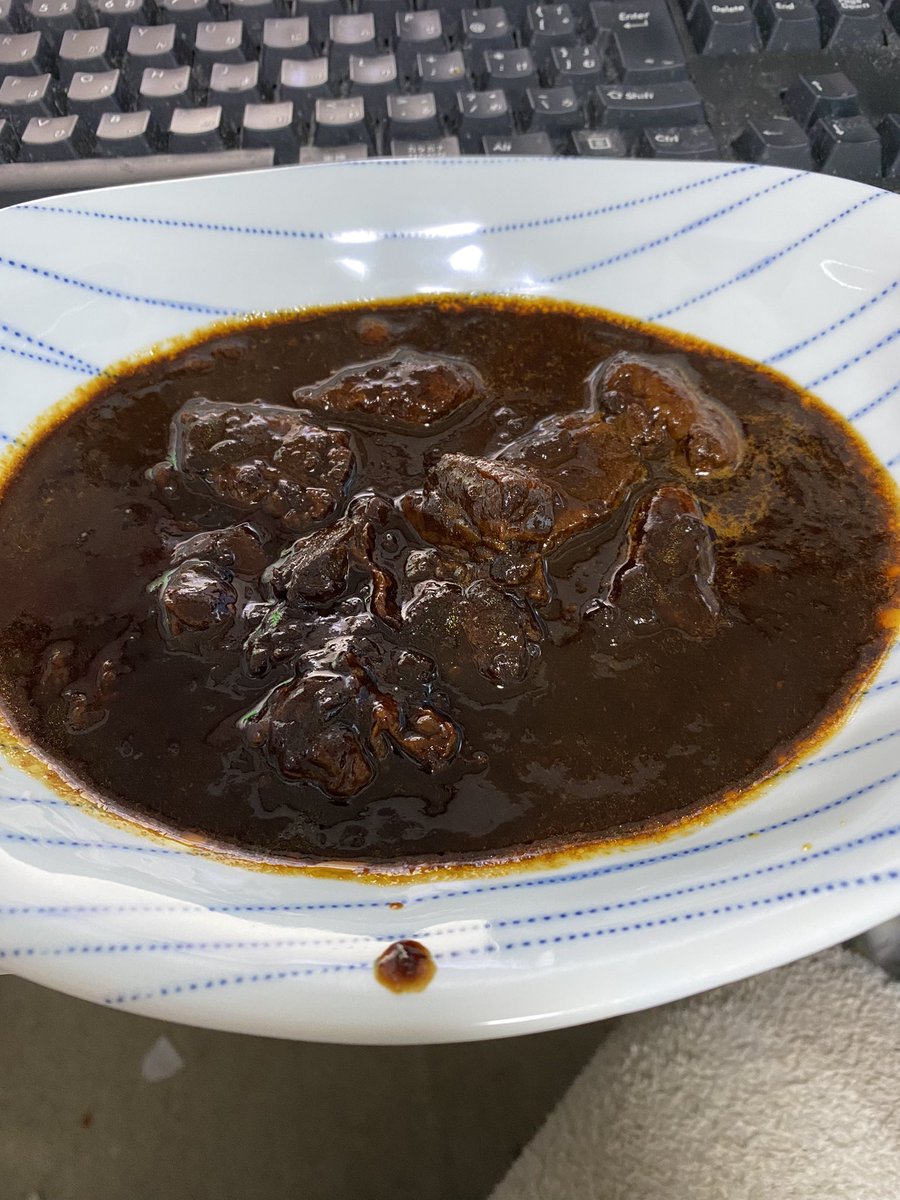 ひたすら肉🍖 カレーというよりビーフシチューが近いかな ダイエット中なのでご飯なし それでも460kcal