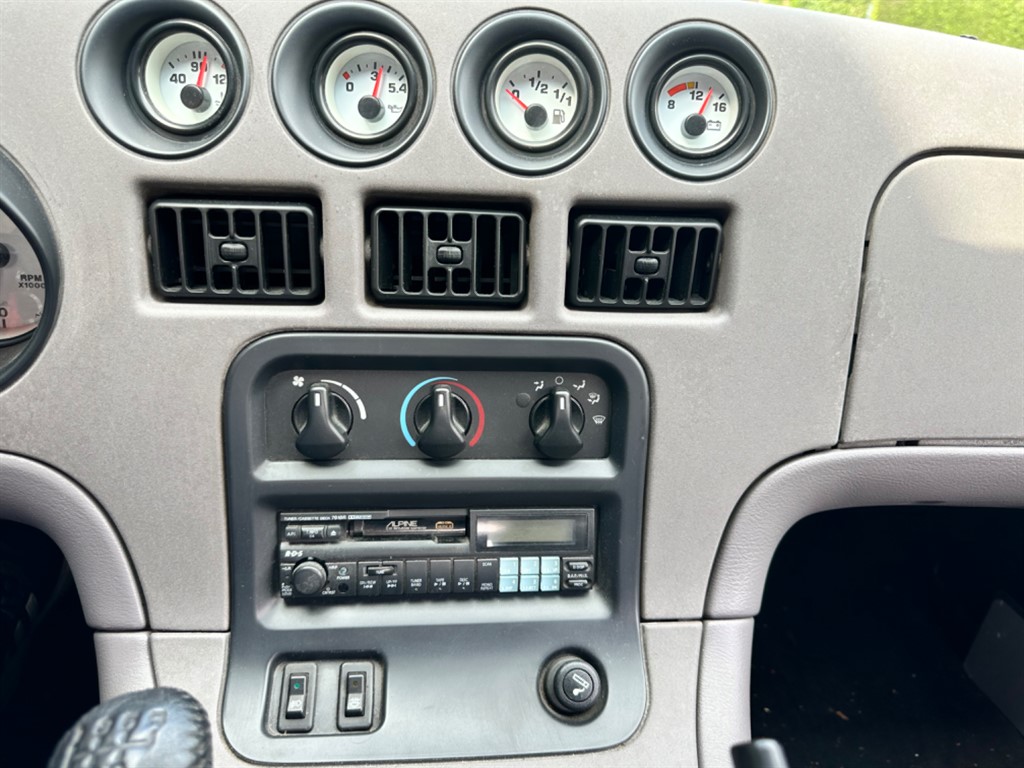 Dodge Viper    14,126 Kilometres    8.2L V10 ROADSTER RT/10    £69,950 slades-garage.co.uk/vehicle/dodge-…