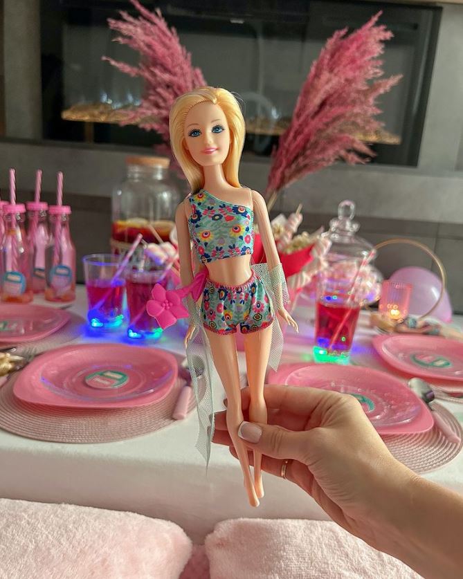 shopcrewe's tweet image. Forget Barbie, it's all about Penny at @Poundstretcher1. She's the perfect play doll without breaking the bank. 💖🛍️💰 With her stunning style, impeccable fashion sense, and endless charm, Penny is here to bring your glamorous dreams to life.💕✨

#poundstretcher #pennythedoll