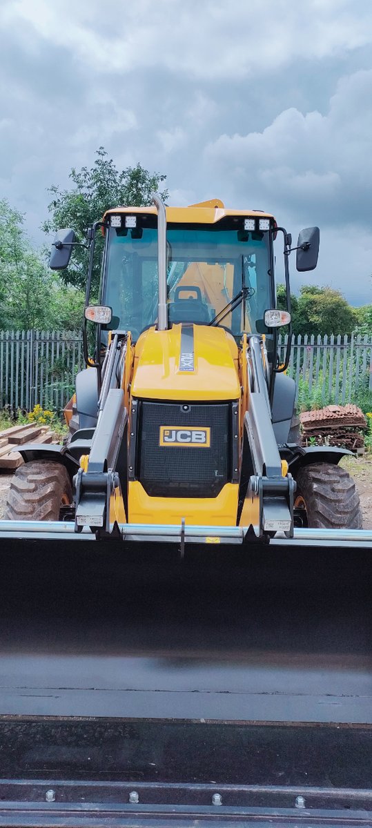 MidlandsJcb's tweet photo. Get the job done right the first time with the all-in-one 6-in-1 Front Tool on the JCB 3CX! 💪🏼👷🏼🔧
#midlandsjcb #jcb #jcbmachines #jcbbackhoe #jcbbackhoeloader #backhoeoperator https://t.co/PiK5wpf8Pd