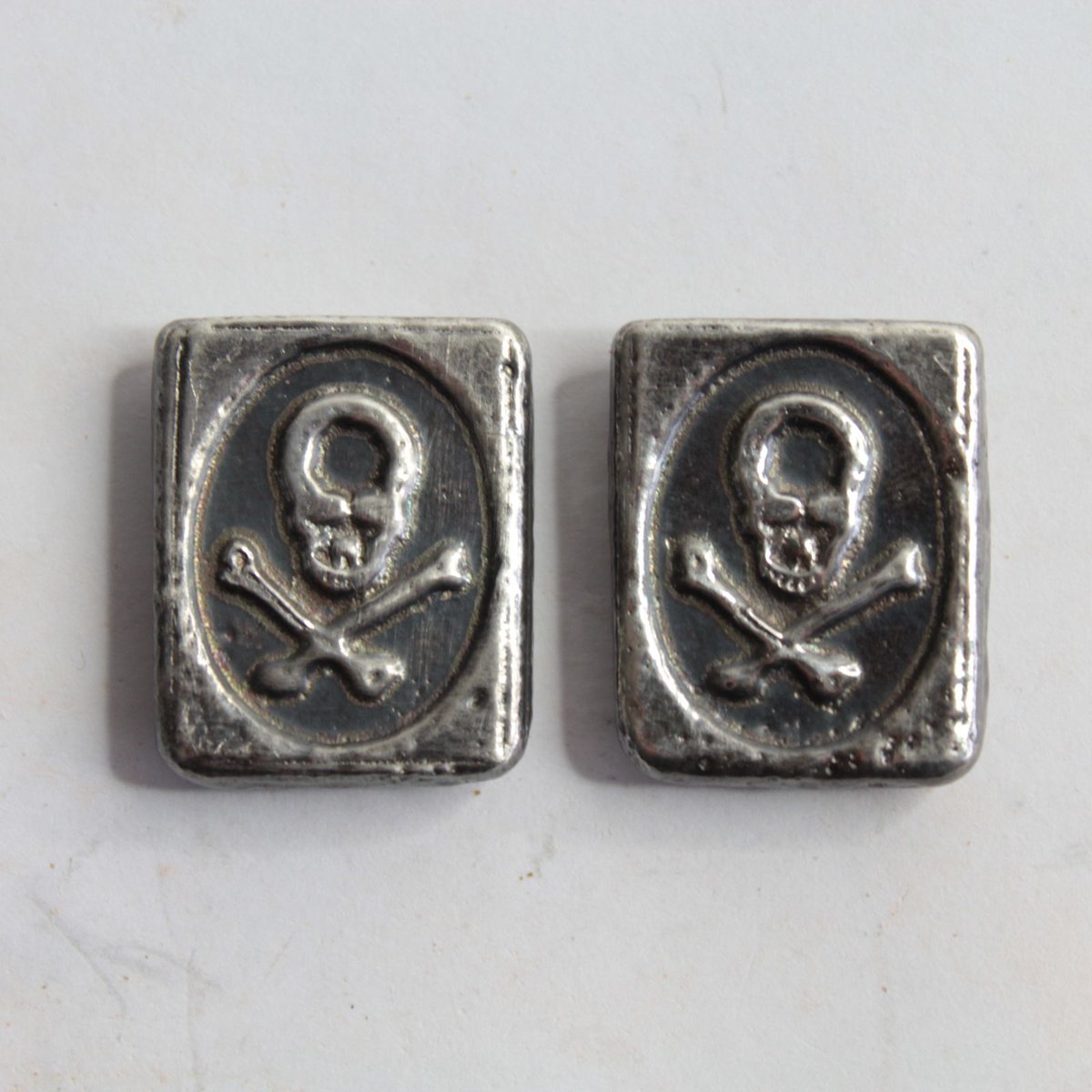 silverpunkpour's tweet photo. Doubling the Danger
Crafting 1 ozt Skull & Crossbones Stacker Bars
#SilverBullion #SilverArt #HandPouredSilver #999Silver #BullionArt #BullionCollection #SilverCasting #FineSilver #SilverPouring #BullionCommunity #SilverSmithing #SilverStacking #skulls #stacking #skullart https://t.co/ZFQ1yAoIl1