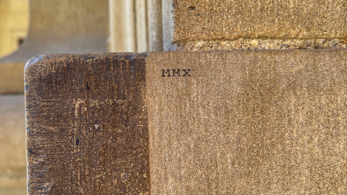 CatePamplonaM's tweet image. No se nos olvidó limpiar 🧹, es un reloj ⏱️: la huella del tiempo.

Es aquella zona semi oculta que no se restaura para dejar marca visible del antes y el después. 

En la imagen &quot;MMX&quot;, 2010, año de la restauración de nuestra fachada.

#catedral #pamplonairuña #navarra