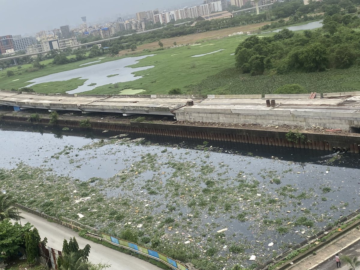 rushilbshah's tweet photo. This is the sad state of mithi river extension at F Block BKC near Kanakia Paris and Ascend International School @AISMumbai. Garbage being dumped openly. Request urgent action by @MMRDAOfficial @mybmc @mybmcWardHE @CMOMaharashtra. Consider covering the river? https://t.co/zzG2TeSPA9