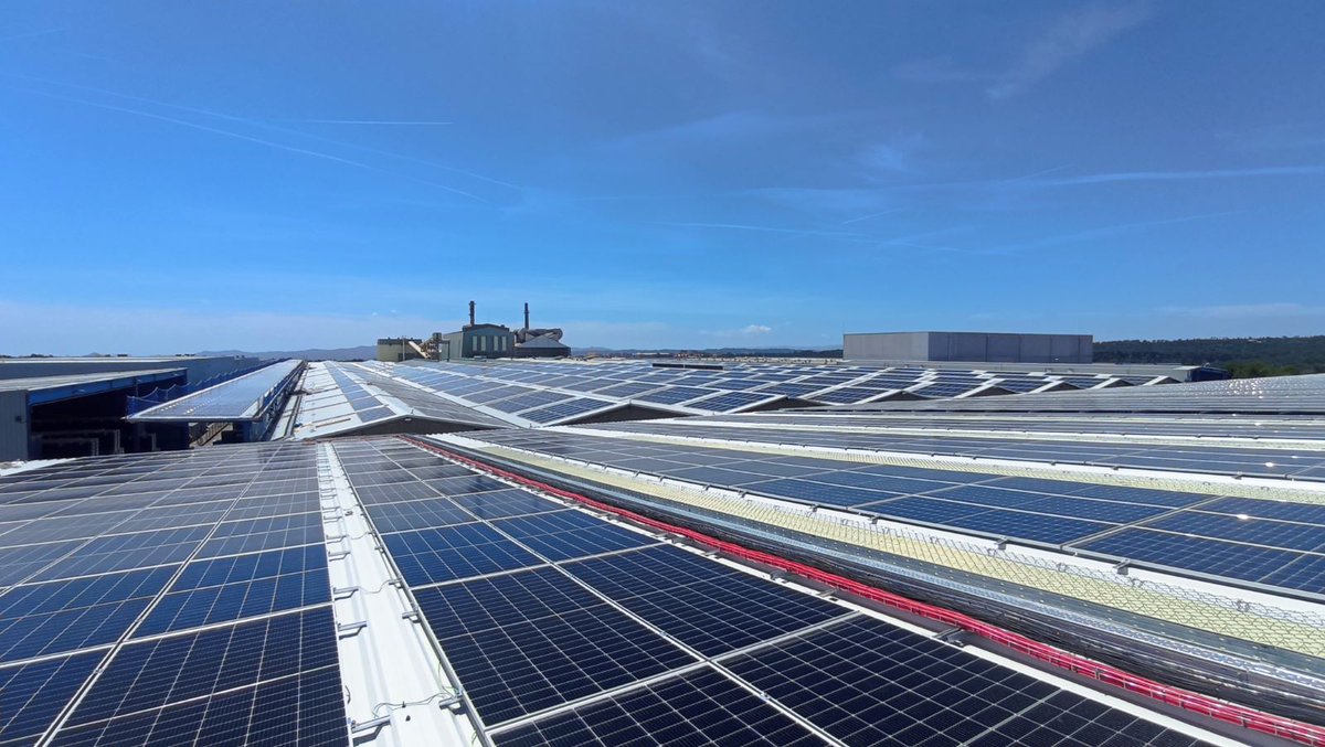 Vidrala_Group's tweet photo. 📢Esta semana hemos iniciado el proceso de energización de la nueva planta fotovoltaica de autoconsumo instalada en nuestra fábrica de Castellar Vidrio, materializando así nuestra apuesta por la descarbonización y la eficiencia energética🌳

 #Sostenibilidad #Descarbonización https://t.co/N7iOIFyycl